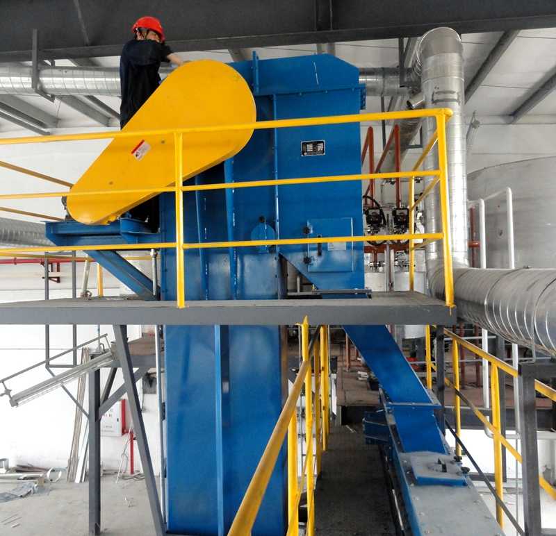 江門制漆廠現(xiàn)場(chǎng)板鏈提升機(jī)圖片